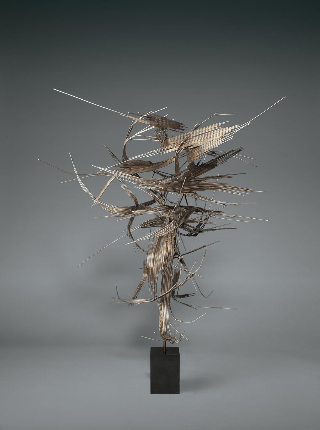 Auf diesem Bild ist das folgende Kunstwerk zu sehen: Norbert Kricke. Raumplastik „Chi“. 1961.