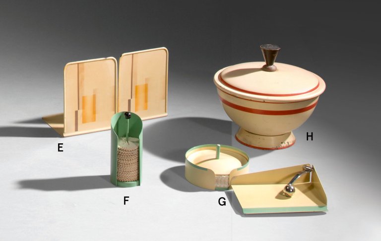 Auf diesem Bild ist das folgende Kunstwerk zu sehen: Marianne Brandt. G Ecknotizblock und Glasuntersetzerdose in Beige mit Grün. Um 1931/32.