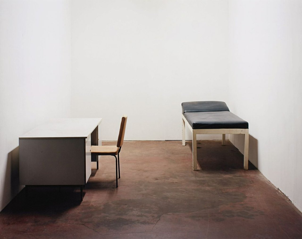 Auf diesem Bild ist das folgende Kunstwerk zu sehen: Ricarda Roggan. „Stuhl, Tisch und Liege“. 2002.