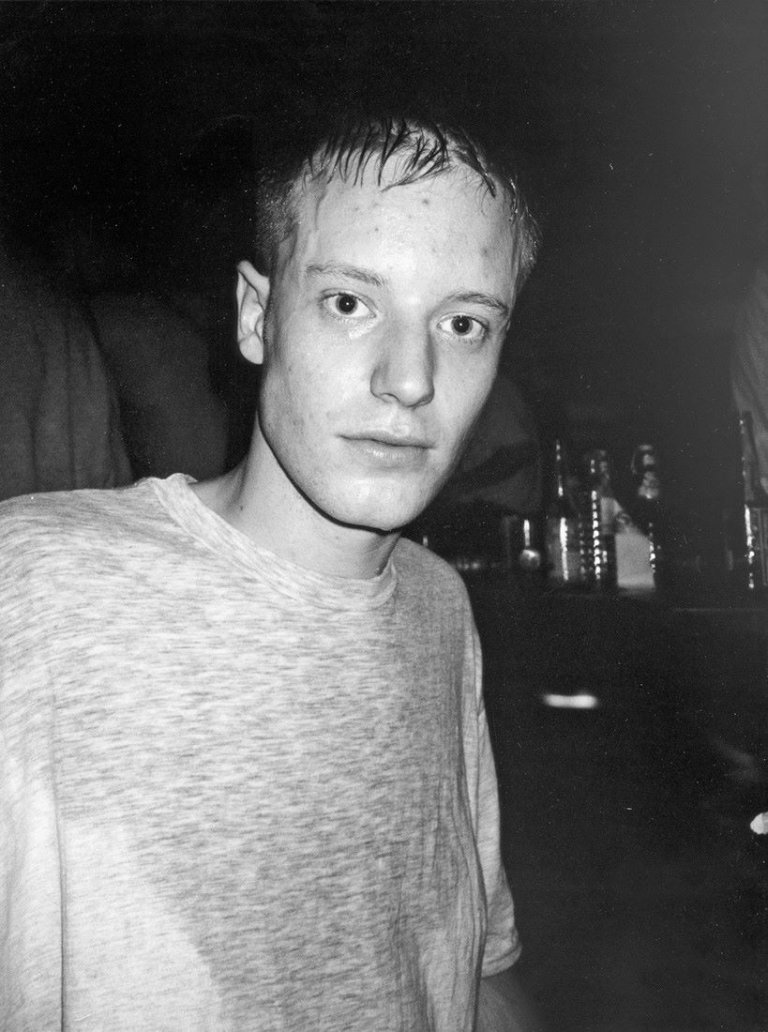 Auf diesem Bild ist das folgende Kunstwerk zu sehen: Wolfgang Tillmans. „Young man, Chemistry“. 1992.