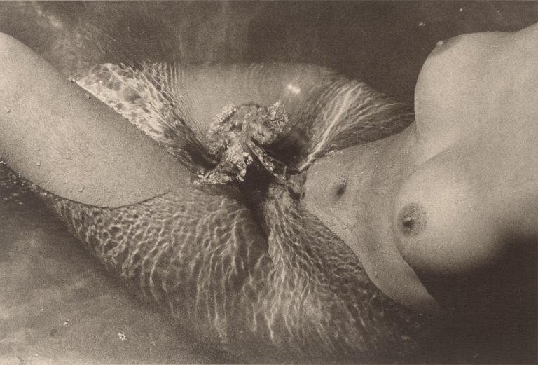 Auf diesem Bild ist das folgende Kunstwerk zu sehen: Lucien Clergue. „Née de la Vague, Camargue“, aus der Serie „Nu de la Mer“. Um 1965.