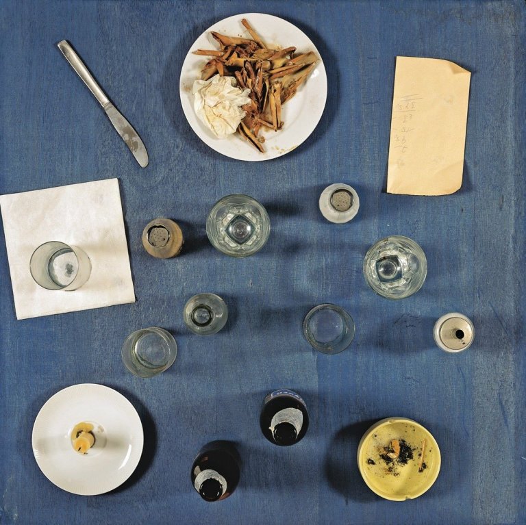 Auf diesem Bild ist das folgende Kunstwerk zu sehen: Daniel Spoerri. „Tableau piège“. 1972.