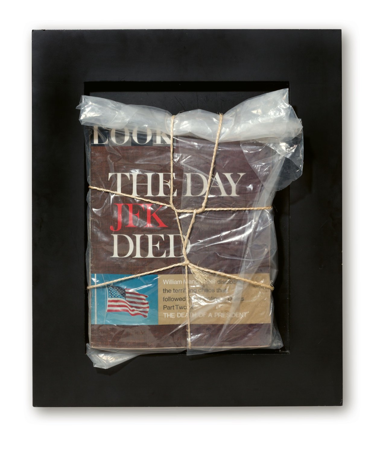 Auf diesem Bild ist das folgende Kunstwerk zu sehen:  Christo. „LOOK Magazine Empaqueté“. 1965.