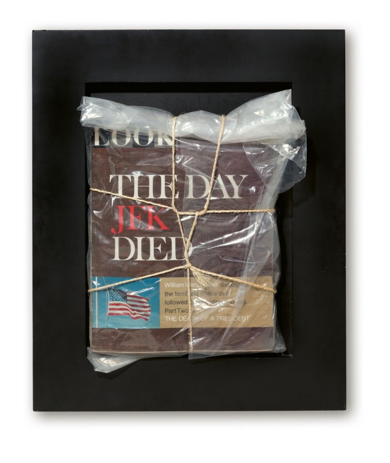 Auf diesem Bild ist das folgende Kunstwerk zu sehen:  Christo. „LOOK Magazine Empaqueté“. 1965.