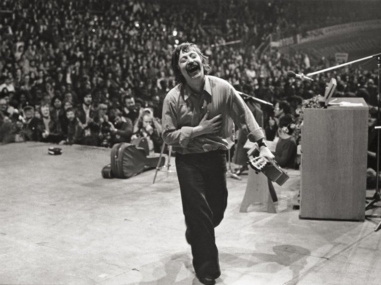 Auf diesem Bild ist das folgende Kunstwerk zu sehen: Barbara Klemm. „Wolf Biermanns erstes Konzert, Köln“. 1976.