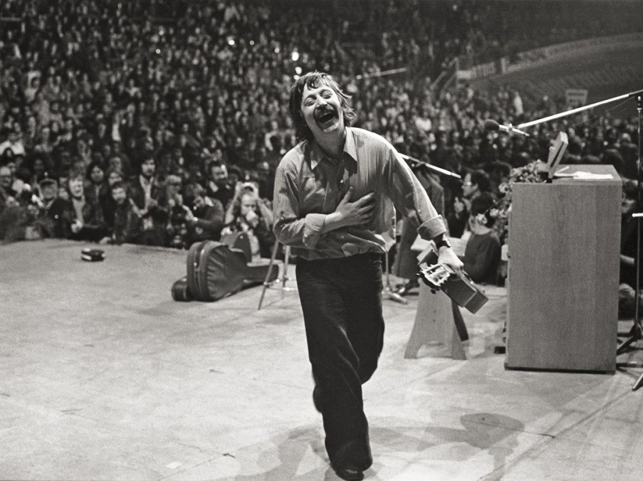 Auf diesem Bild ist das folgende Kunstwerk zu sehen: Barbara Klemm. „Wolf Biermanns erstes Konzert, Köln“. 1976.