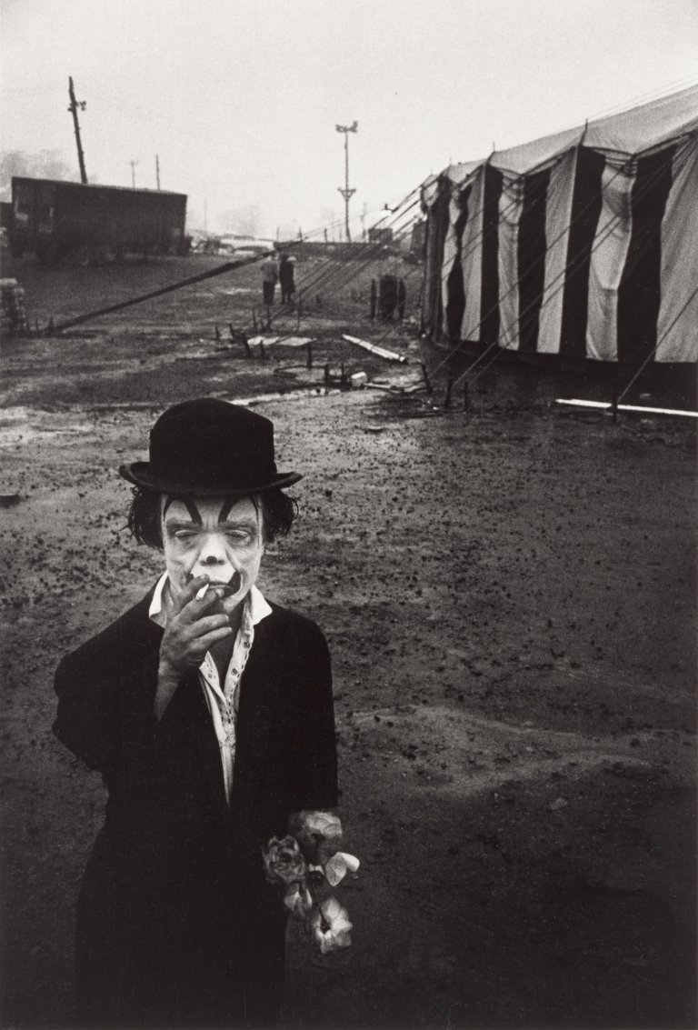Auf diesem Bild ist das folgende Kunstwerk zu sehen: Bruce Davidson. Jimmy Armstrong, 'The Dwarf', The Palisades, New Jersey, USA. 1958.
