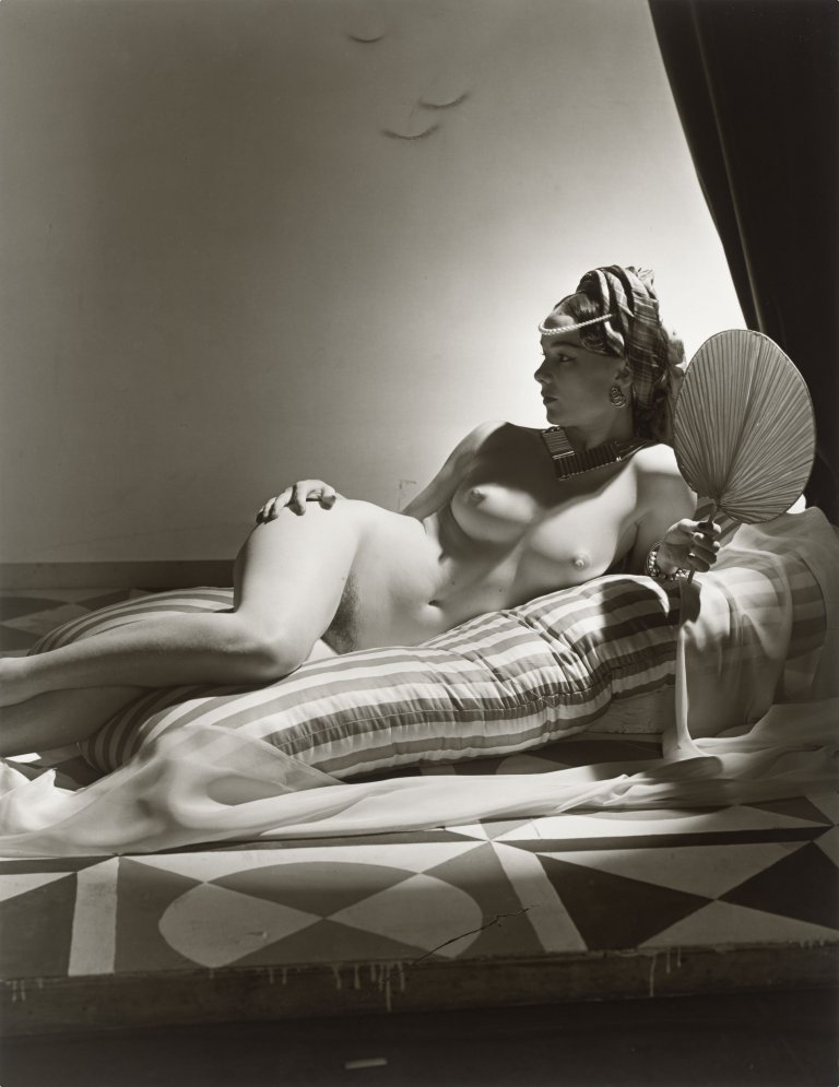 Auf diesem Bild ist das folgende Kunstwerk zu sehen: Horst P. Horst (d.i. Horst Paul Albert Bohrmann). Odalisque I, New York. 1943.
