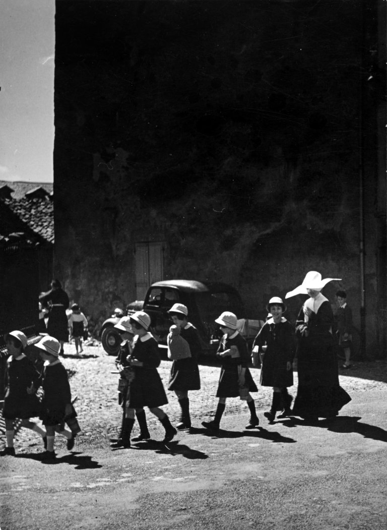 Auf diesem Bild ist das folgende Kunstwerk zu sehen:  Brassaï (d.i. Halász, Gyula). Ohne Titel (Schulkinder mit Nonne). Um 1936.