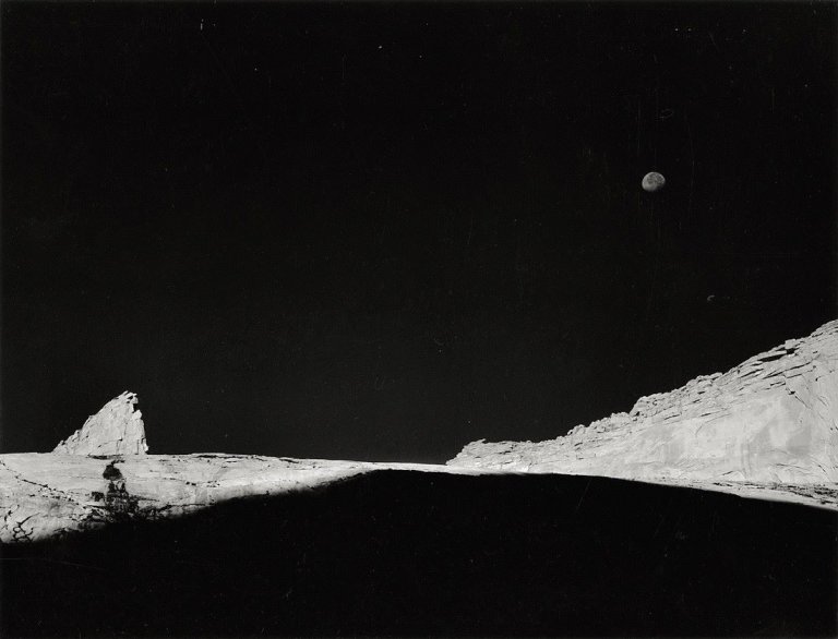 Auf diesem Bild ist das folgende Kunstwerk zu sehen: Ansel Adams. High Country Crags and Moon, Sunrise, Kings Canyon National Park. Um 1935.