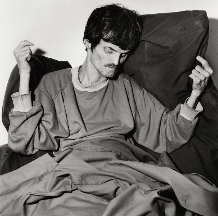 Auf diesem Bild ist das folgende Kunstwerk zu sehen: Roger Ballen. „Carlos“. 1998.
