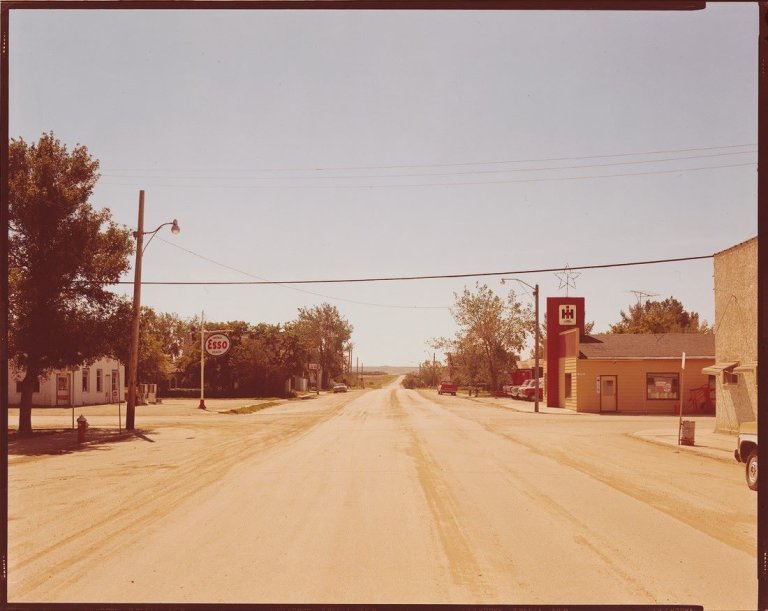 Auf diesem Bild ist das folgende Kunstwerk zu sehen: Stephen Shore. „PROTON AVE., GULL LAKE, SASKATCHEWAN 8/18/74“. 1974.