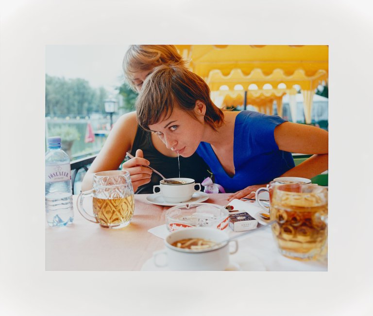 Auf diesem Bild ist das folgende Kunstwerk zu sehen: Erwin Wurm. Spit in Someone's Soup, aus: „Instructions on how to be politically incorrect“. 2003/2010.