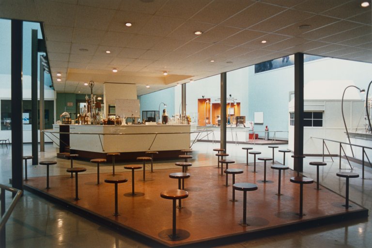 Auf diesem Bild ist das folgende Kunstwerk zu sehen: Candida Höfer. „Palais de la Découverte Paris 1988“. 1988.