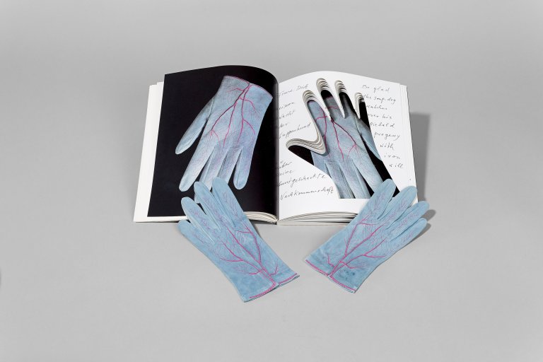 Auf diesem Bild ist das folgende Kunstwerk zu sehen: Meret Oppenheim. Glove. 1985.
