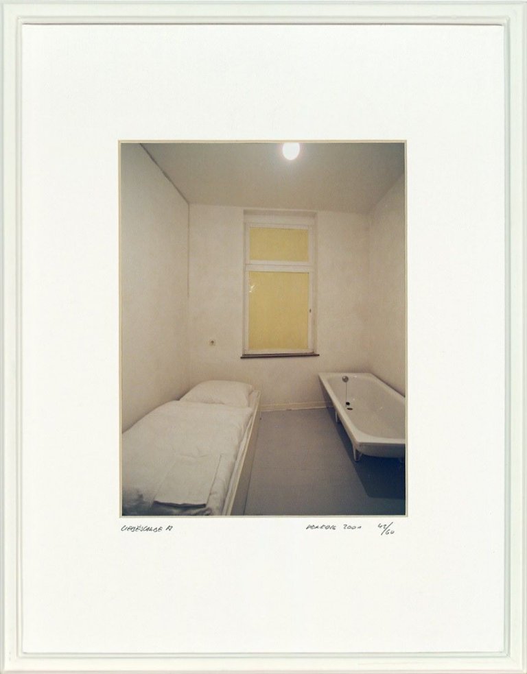 Auf diesem Bild ist das folgende Kunstwerk zu sehen: Gregor Schneider. „Liebeslaube A“. 2001.