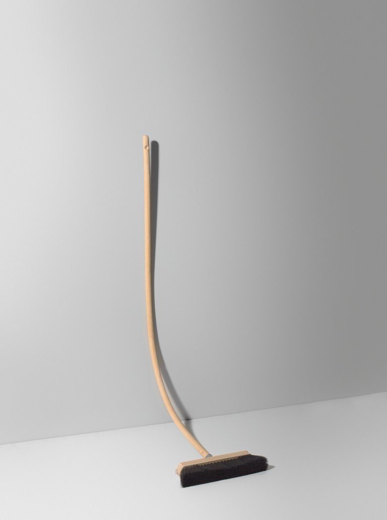Auf diesem Bild ist das folgende Kunstwerk zu sehen: Alicja Kwade. „Besen! Besen! Seids gewesen!“. 2012.