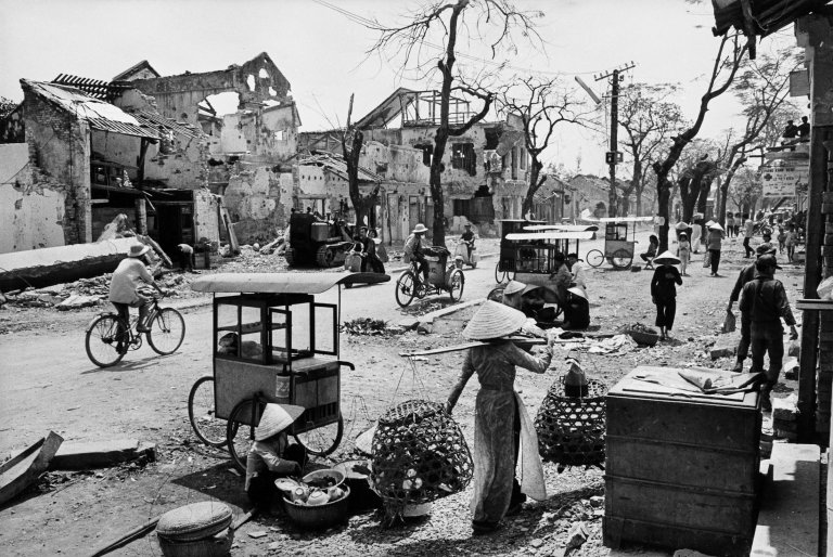 Auf diesem Bild ist das folgende Kunstwerk zu sehen: Marc Riboud. „Vietnam, Hué“. 1968.