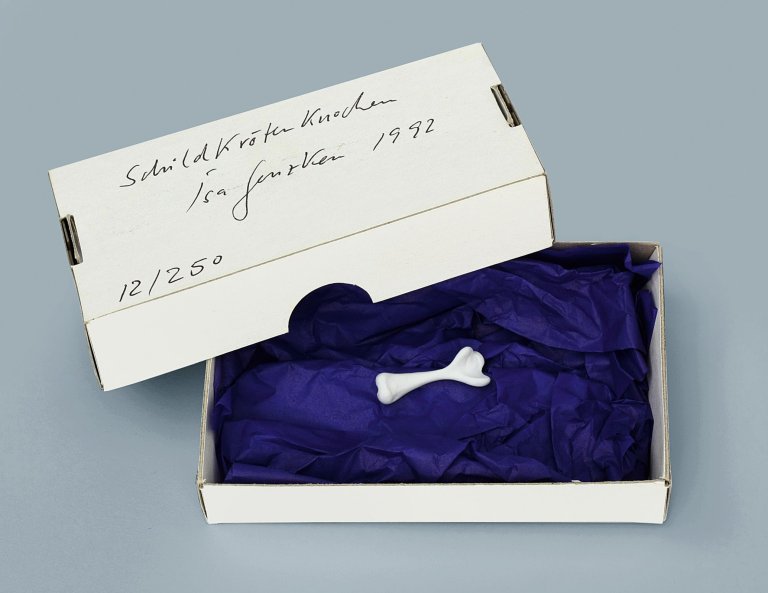 Auf diesem Bild ist das folgende Kunstwerk zu sehen: Isa Genzken. „Schildkröten Knochen“. 1992.