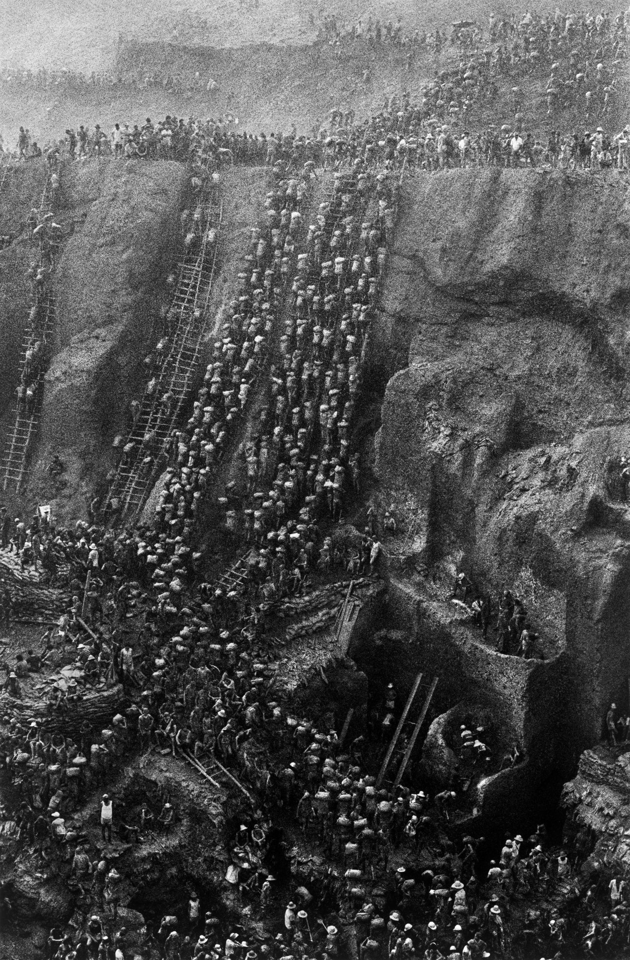 Auf diesem Bild ist das folgende Kunstwerk zu sehen: Sebastião  Salgado. „Brasil“. Gold Mine, Serra Pelada. 1986.
