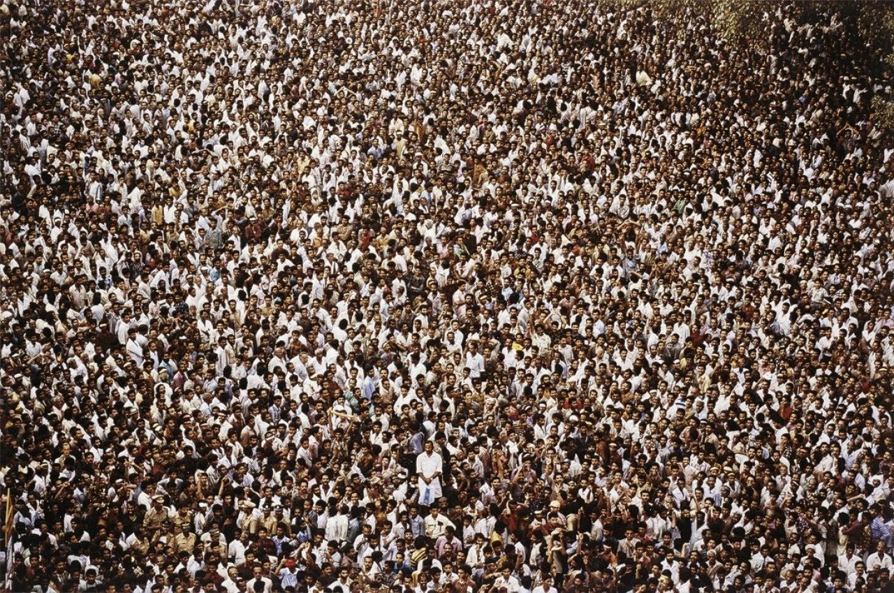 This picture shows the following artwork: Steve McCurry. „India“, Kerala, Hindus During Trichur Pooram. 1996.
