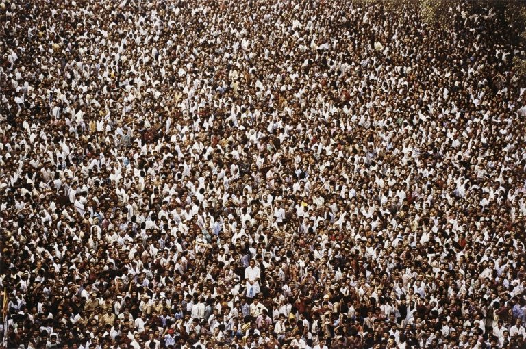 Auf diesem Bild ist das folgende Kunstwerk zu sehen: Steve McCurry. „India“, Kerala, Hindus During Trichur Pooram. 1996.
