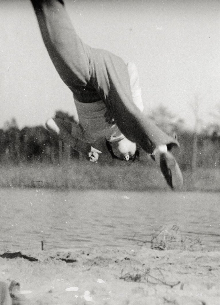 Auf diesem Bild ist das folgende Kunstwerk zu sehen: Jacques Henri Lartigue. Huguette Sabouret au Chateau des Essarts, Veyvialle, France. 1942.