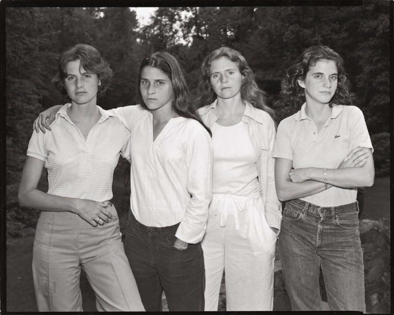 Auf diesem Bild ist das folgende Kunstwerk zu sehen: Nicholas Nixon. The Brown Sisters. „Heather Brown McCann, Mimi Brown, Bebe Brown Nixon, Laurie Brown, New Canaan, Connecticut“. 1975.