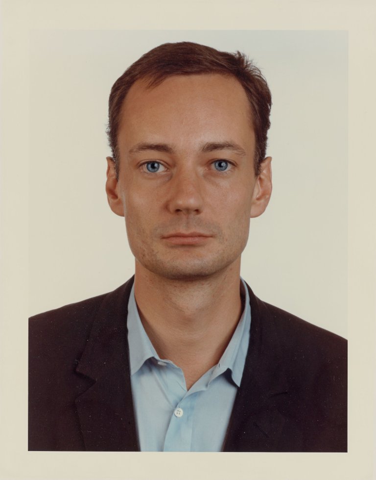Auf diesem Bild ist das folgende Kunstwerk zu sehen: Thomas Ruff. „Portrait 1991“ (Portrait Josef Strau). 1991.