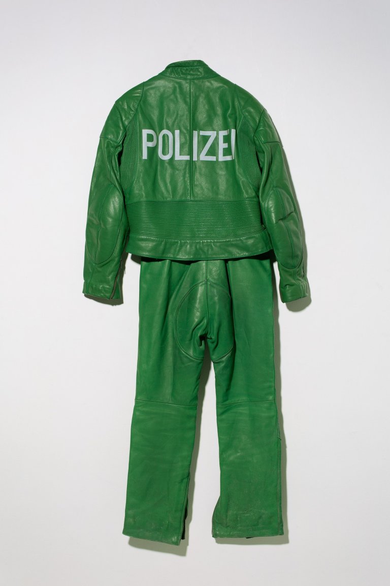 Auf diesem Bild ist das folgende Kunstwerk zu sehen: Christian Jankowski. „Kunst + Krise“. 2010.