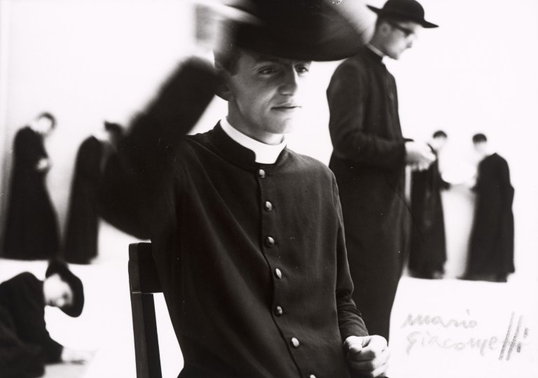 Auf diesem Bild ist das folgende Kunstwerk zu sehen: Mario Giacomelli. Aus der Serie „Io non ho mani che mi accarezzino il volto“, 1961–1963. 1961.