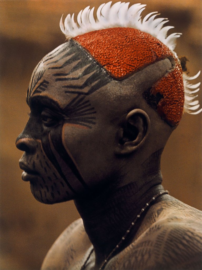 Auf diesem Bild ist das folgende Kunstwerk zu sehen: Leni Riefenstahl. „Maske“ (Nuba). 1975.