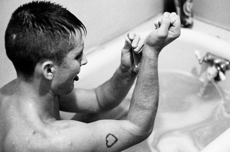 Auf diesem Bild ist das folgende Kunstwerk zu sehen: Larry Clark. Ohne Titel, aus der Serie „Tulsa“. 1963 –1971.