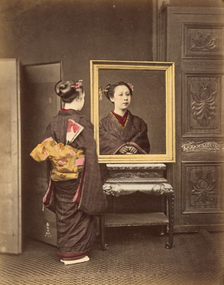 Auf diesem Bild ist das folgende Kunstwerk zu sehen:  Anonym. Japanerin vor Spiegel und drei weitere Photographien. Um 1885.
