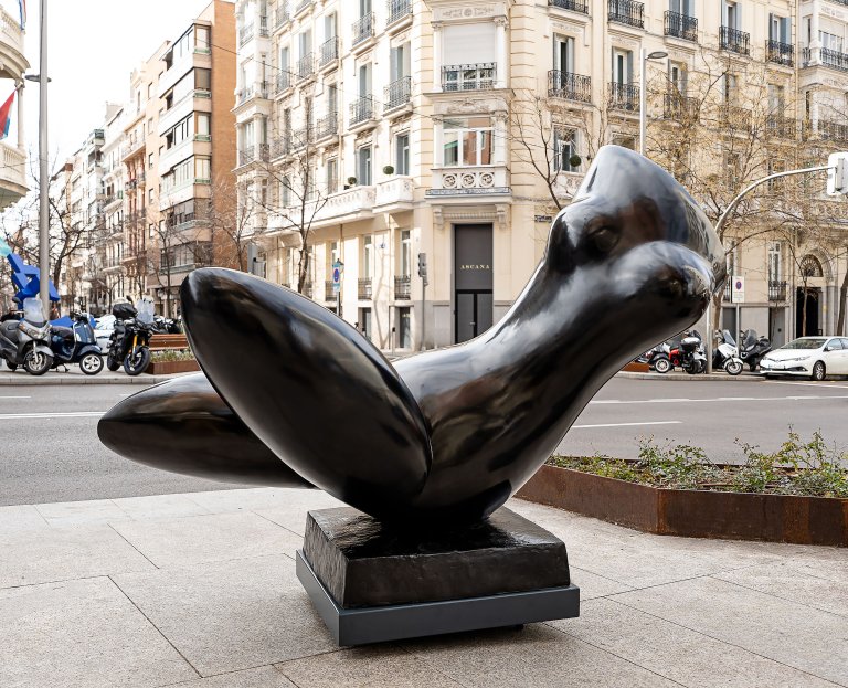 Auf diesem Bild ist das folgende Kunstwerk zu sehen: Baltasar Lobo. „Pièce d’eau sur socle, 2ème version“ („Piece for Water Pond on Base, 2nd version“). 1971–1986.