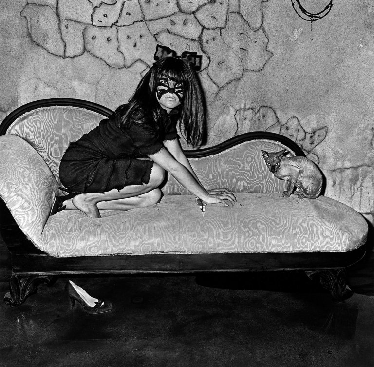 Auf diesem Bild ist das folgende Kunstwerk zu sehen: Roger Ballen. „Selma Blair and Spinx“. 2005.