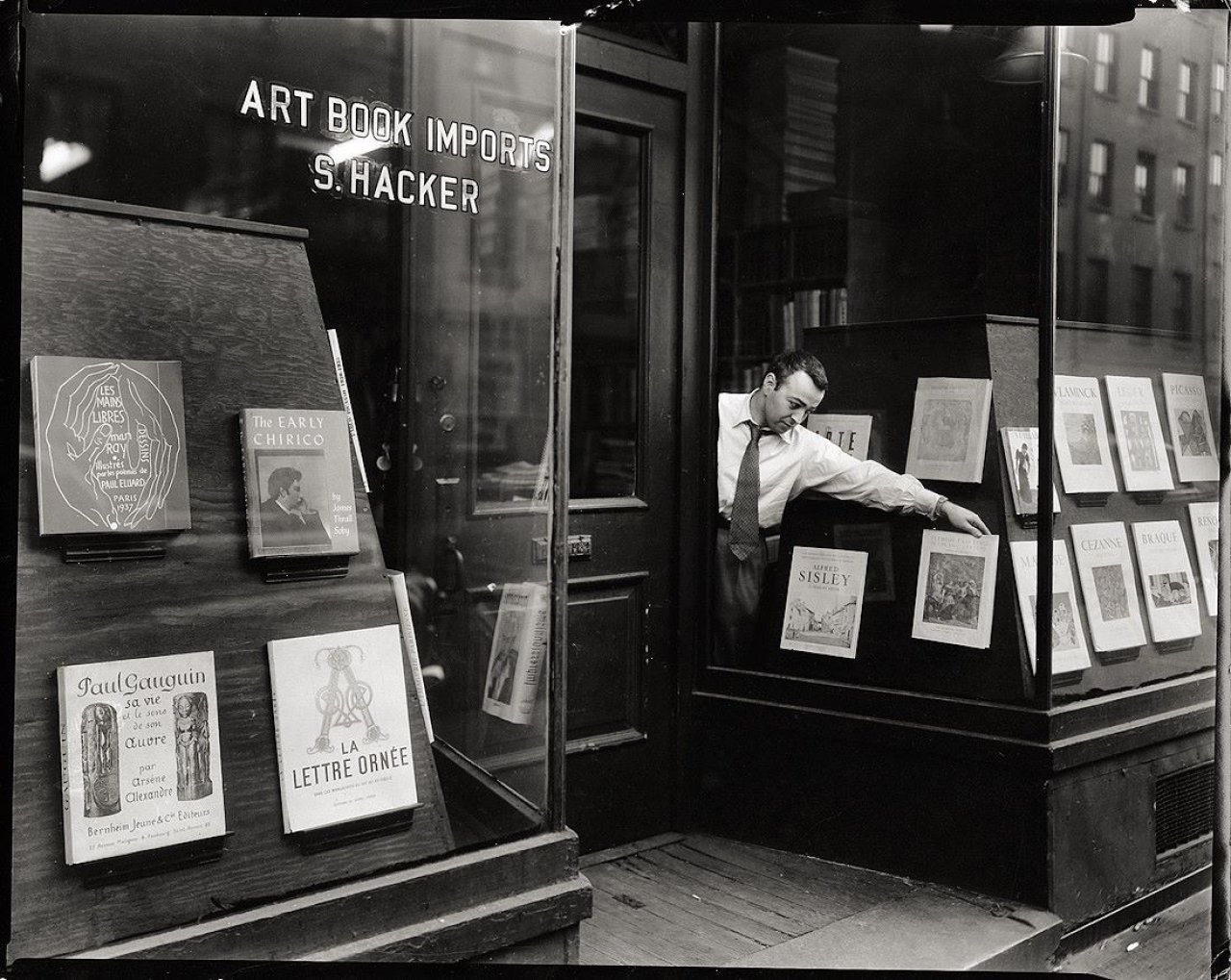 Auf diesem Bild ist das folgende Kunstwerk zu sehen: Berenice Abbott. Ohne Titel (Art Book Imports, S. Hacker, New York). Frühe 1940er Jahre.
