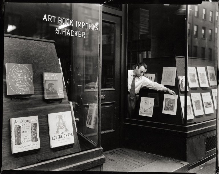 Auf diesem Bild ist das folgende Kunstwerk zu sehen: Berenice Abbott. Ohne Titel (Art Book Imports, S. Hacker, New York). Frühe 1940er Jahre.
