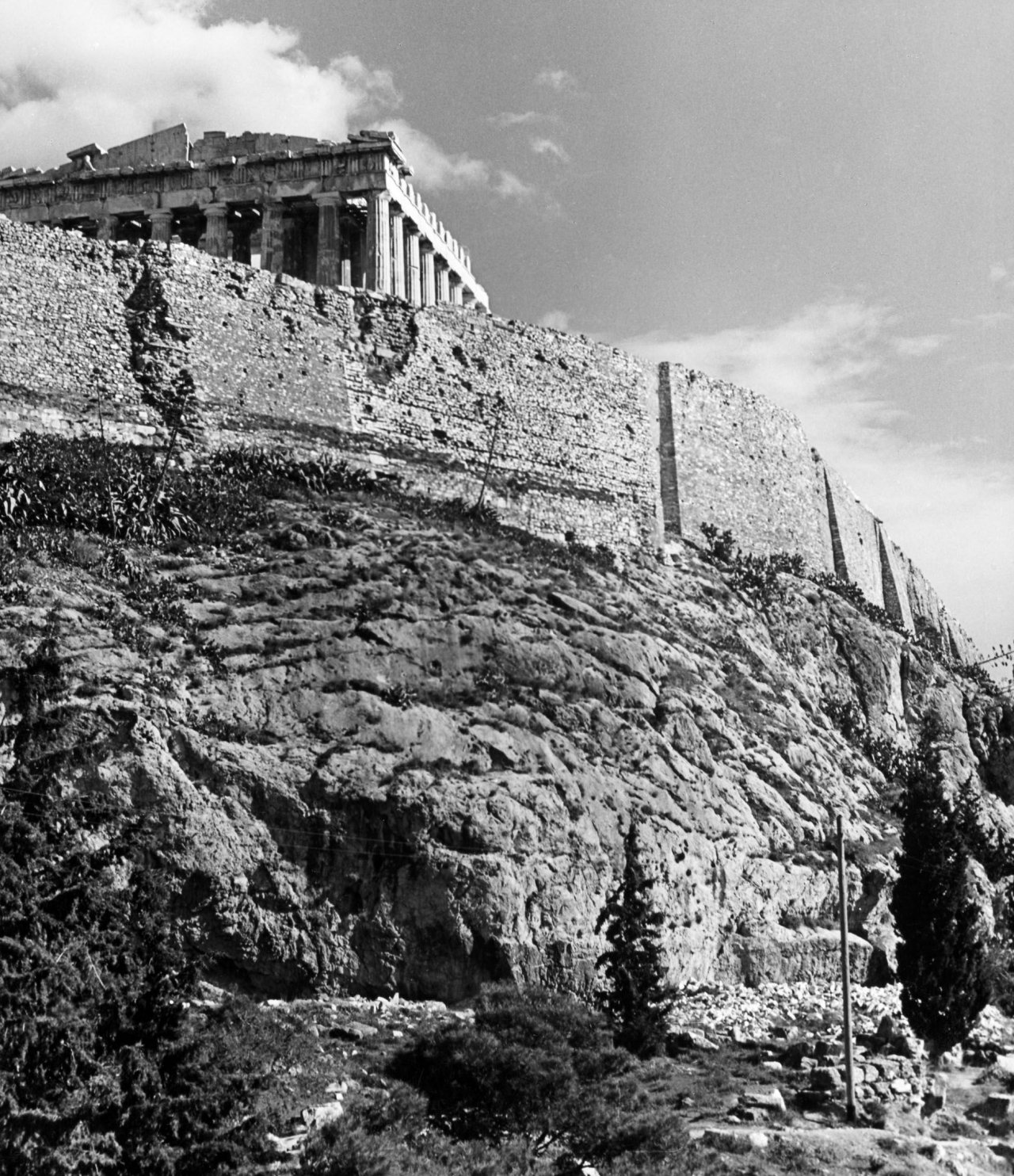 Auf diesem Bild ist das folgende Kunstwerk zu sehen: Herbert List. Akropolis, Athen (Blick auf Parthenon). 1937.