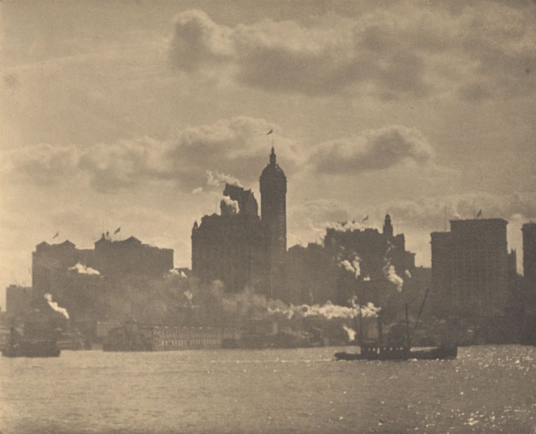 Auf diesem Bild ist das folgende Kunstwerk zu sehen: Alfred Stieglitz. Lower Manhattan. 1910.