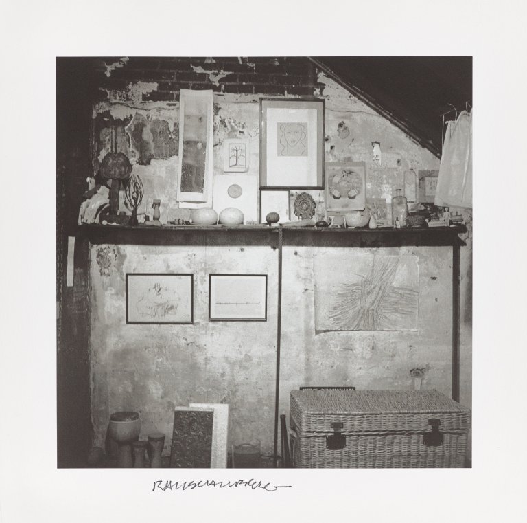 Auf diesem Bild ist das folgende Kunstwerk zu sehen: Robert Rauschenberg. Fulton Street Studio N.Y.C.. ca. 1953/1997.