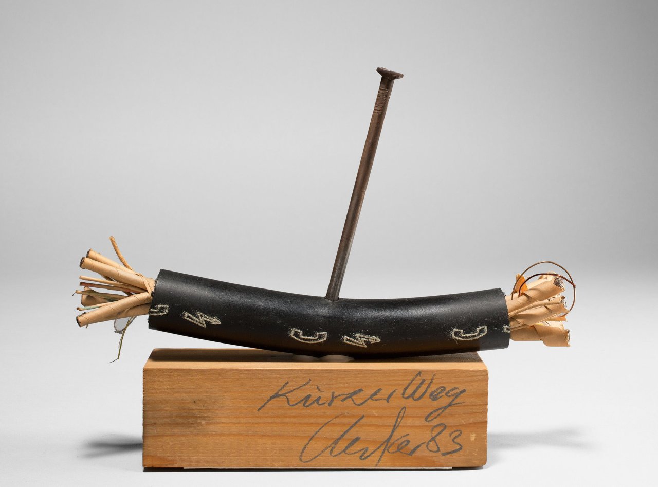 Auf diesem Bild ist das folgende Kunstwerk zu sehen: Günther Uecker. „Kurzer Weg“. 1983.