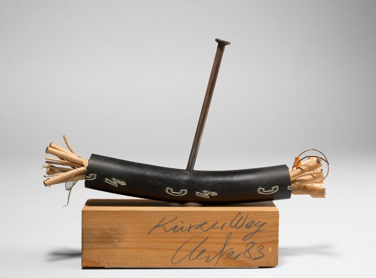 Auf diesem Bild ist das folgende Kunstwerk zu sehen: Günther Uecker. „Kurzer Weg“. 1983.