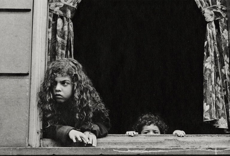 Auf diesem Bild ist das folgende Kunstwerk zu sehen: Helen Levitt. „N.Y.“ (Kinder am Fenster). 1942.