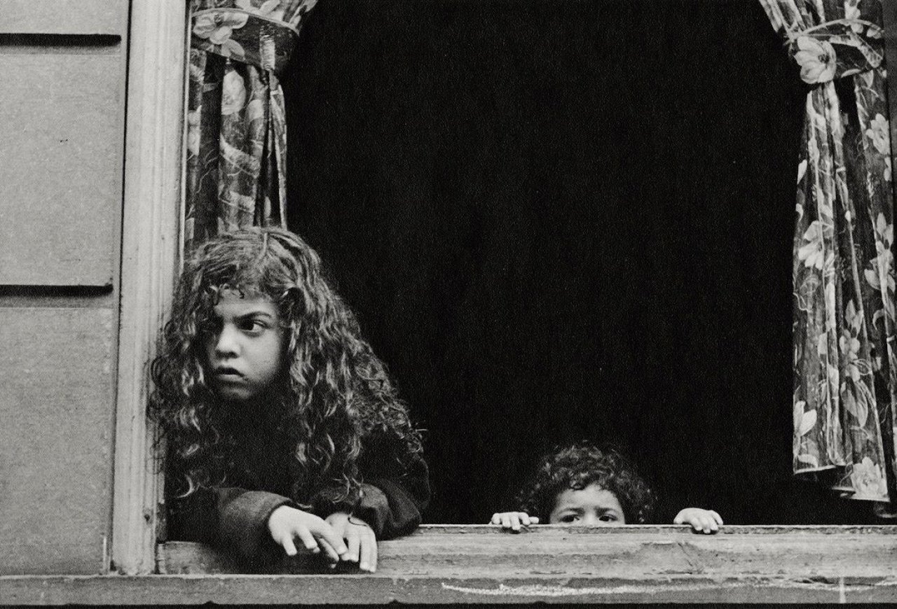 Auf diesem Bild ist das folgende Kunstwerk zu sehen: Helen Levitt. „N.Y.“ (Kinder am Fenster). 1942.