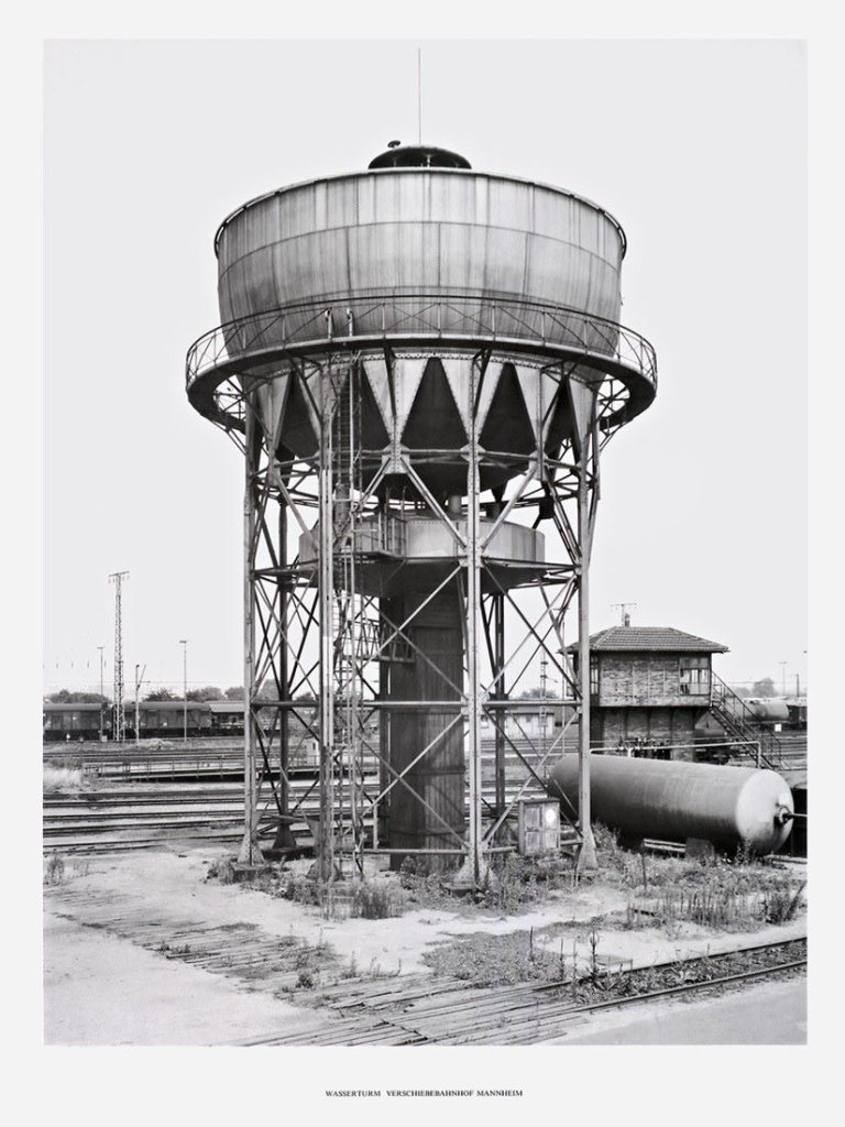 Auf diesem Bild ist das folgende Kunstwerk zu sehen: Bernd und Hilla Becher (Siegen 1931 - 2007 Rostock / Potsdam 1934 - 2015 Düsseldorf). „Wassertürme“. 1976.