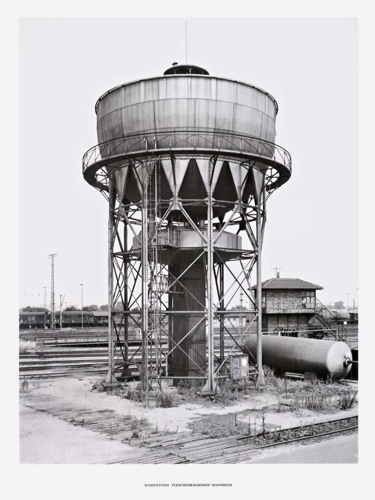 Auf diesem Bild ist das folgende Kunstwerk zu sehen: Bernd und Hilla Becher (Siegen 1931 - 2007 Rostock / Potsdam 1934 - 2015 Düsseldorf). „Wassertürme“. 1976.