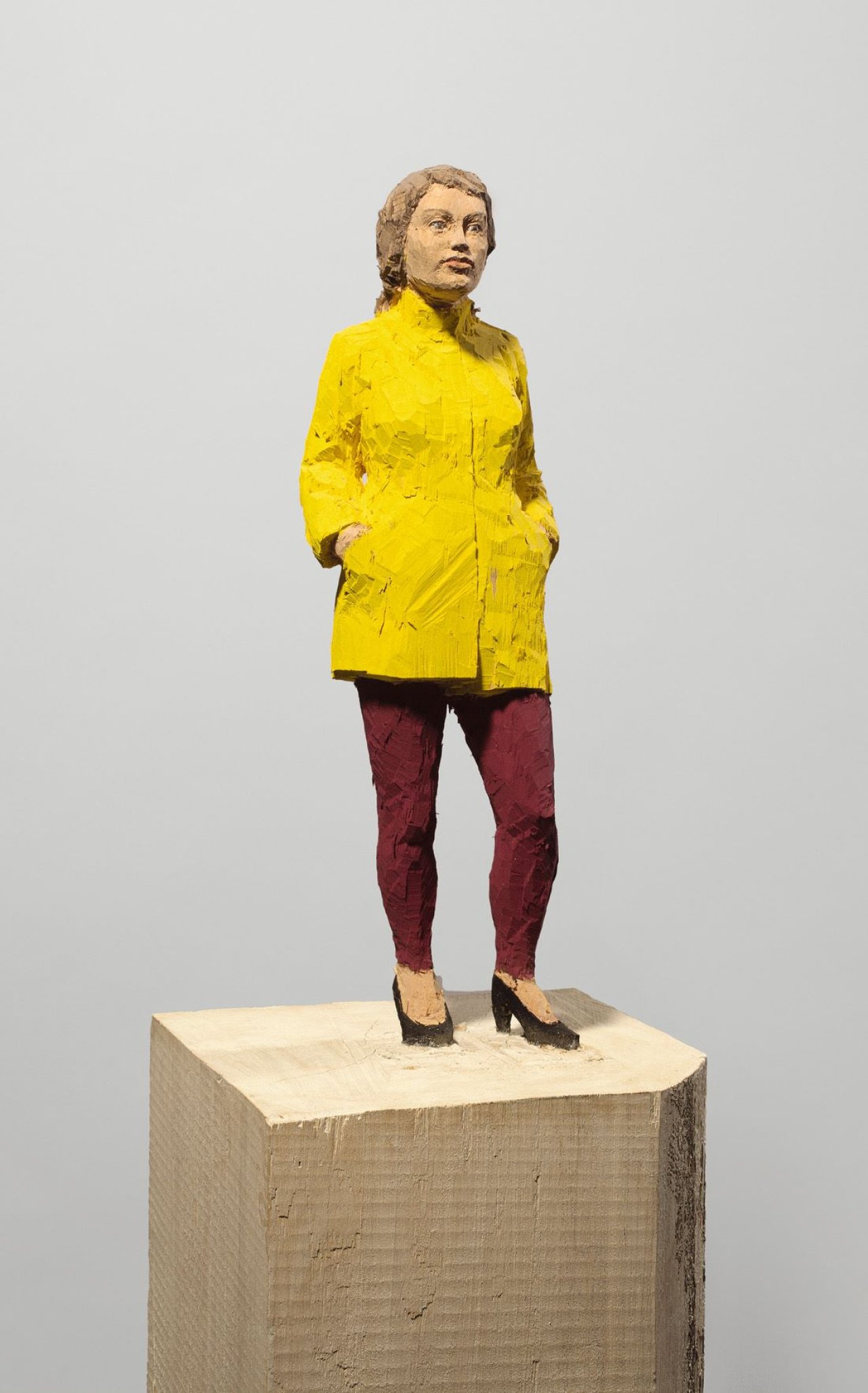 Auf diesem Bild ist das folgende Kunstwerk zu sehen: Stephan Balkenhol. Frau mit gelber Jacke. 2003.