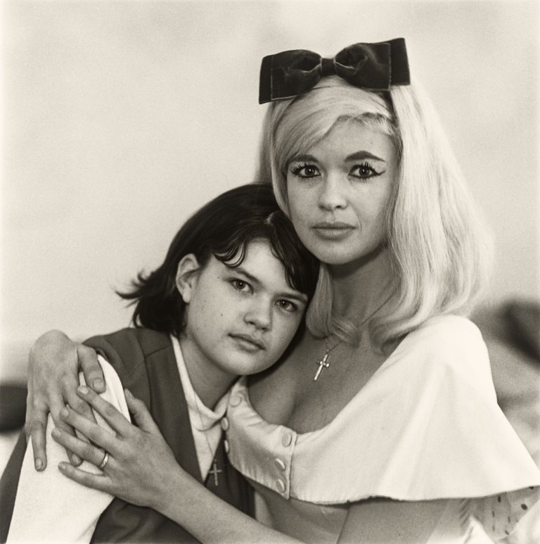 Auf diesem Bild ist das folgende Kunstwerk zu sehen: Diane Arbus. Jayne Mansfield Climber-Ottaviano, actress, with her daughter Jayne Marie, L.A. Cal.[ifornia]. 1965.