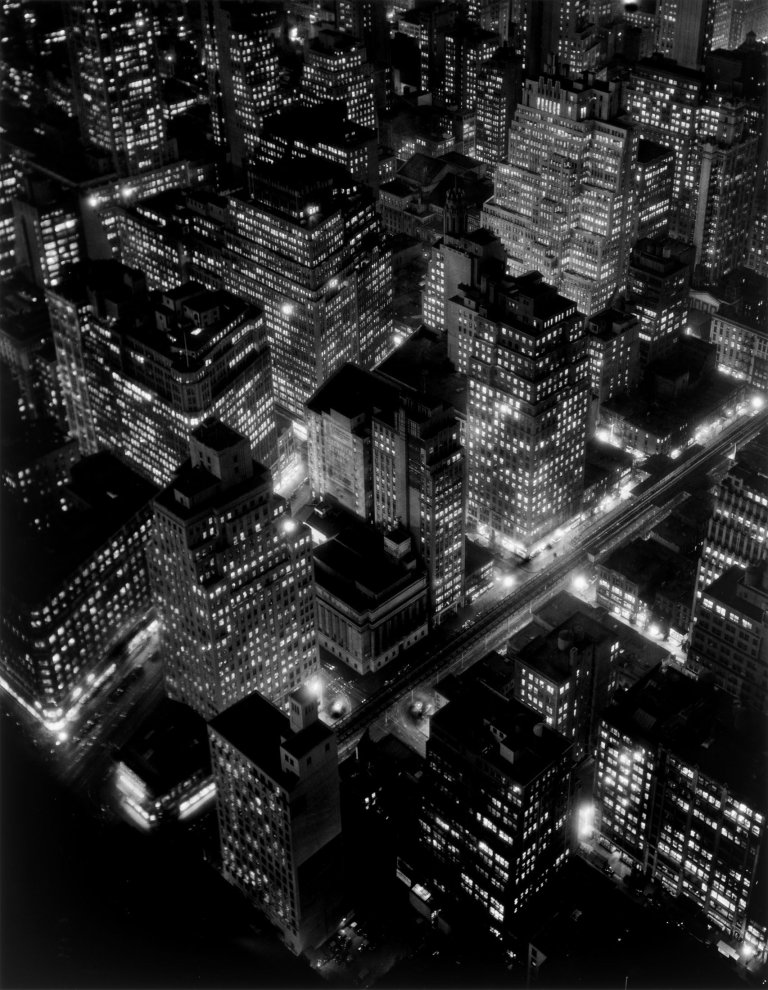 Auf diesem Bild ist das folgende Kunstwerk zu sehen: Berenice Abbott. Nightview New York. 1932.